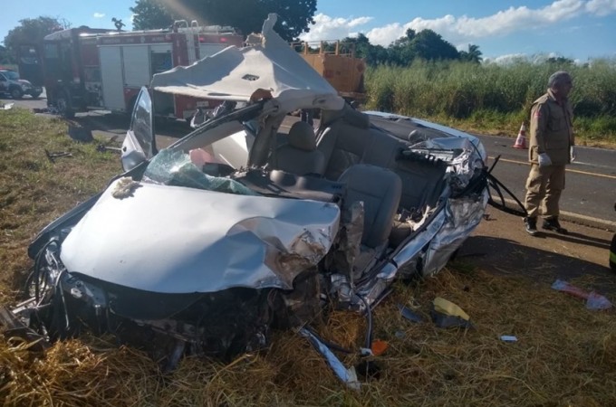 Idoso morre ap�s batida entre carro e caminh�o na SP-304