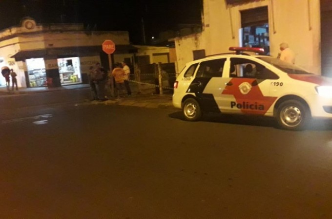 Homem � morto a facadas por irm�os durante cobran�a de d�vida 