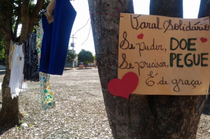 Varal Solidrio  instalado em 04 praas para receber e doar roupa