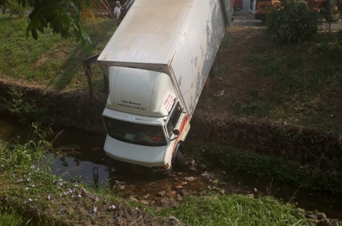 Caminh�o desgovernado cai no c�rrego Saltinho