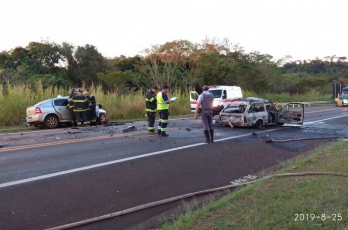 Motoristas morrem em batida frontal na rodovia Ja� / Bocaina