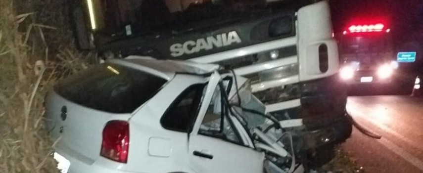 motorista-morre-apos-bater-carro-de-frente-com-carreta-em-borborema