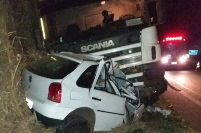 Motorista morre ap�s bater carro de frente com carreta em Borborema