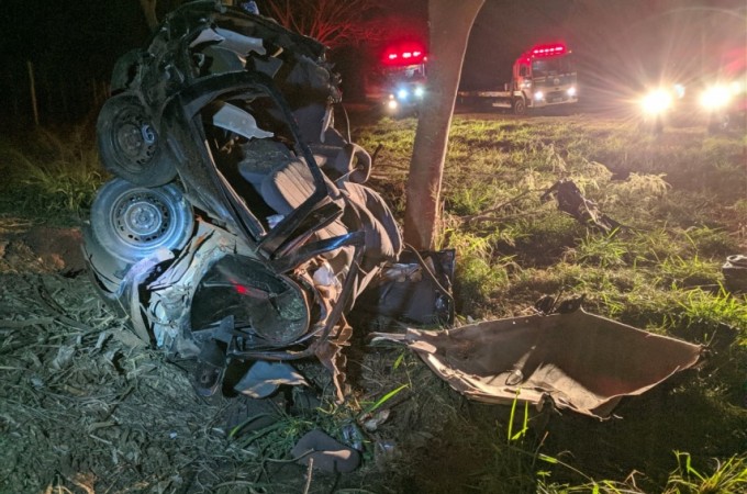 SP-304:Mulher morre ap�s carro capotar e bater em �rvore em Ibitinga