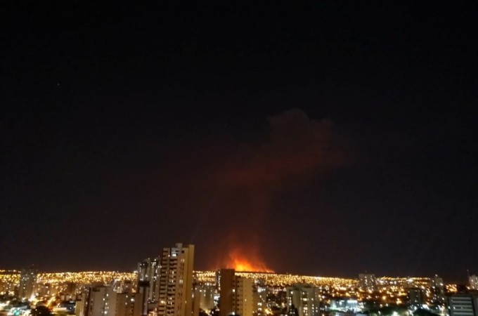 Bauru: Incndio de grandes propores atinge mata perto do aeroporto