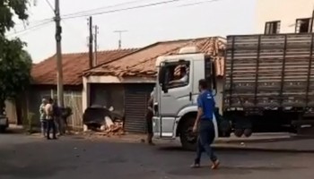 caminhao-desgovernado-bate-em-poste-e-muro-de-padaria-em-borborema