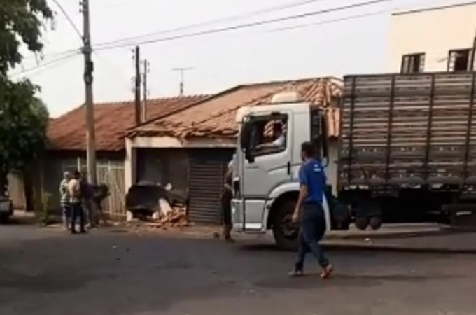 Caminho desgovernado bate em poste e muro de padaria em Borborema