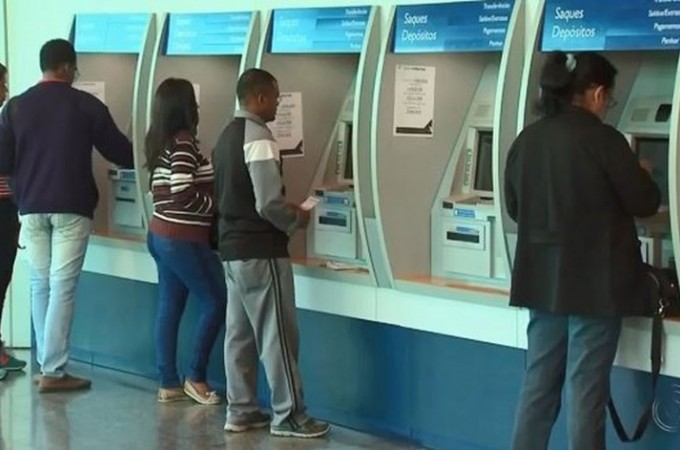 Nascidos em setembro e outubro j podem sacar at R$ 500,00 do FGTS