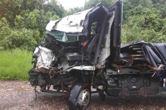 SP-304: Colis�o entre caminh�es deixa motorista gravemente ferido