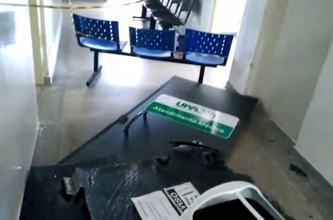 Homem quebra porta de unidade de pronto-atendimento em Ibitinga