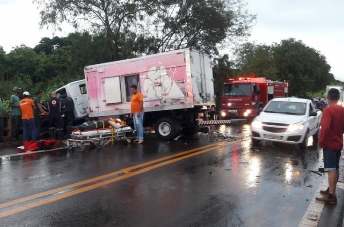 Caminho cai em crrego e motorista fica 'ilhado' at ser resgatado