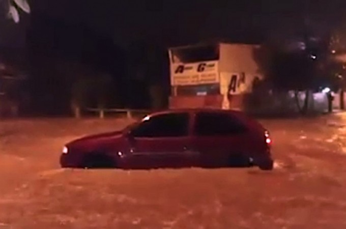 Itpolis: Chuva derruba muro e faz rio transbordar