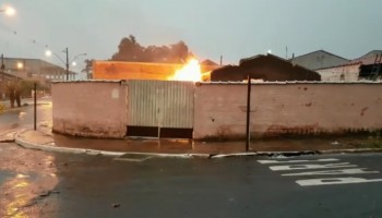 casa-em-demolicao-pega-fogo-em-iacanga