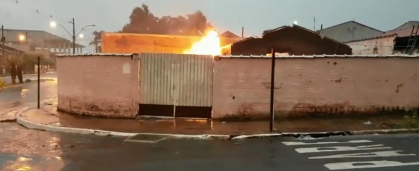 casa-em-demolicao-pega-fogo-em-iacanga