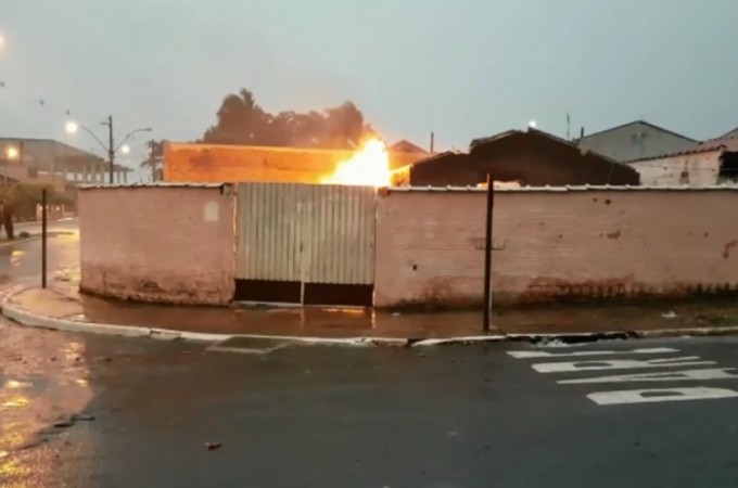 Casa em demolio pega fogo em Iacanga