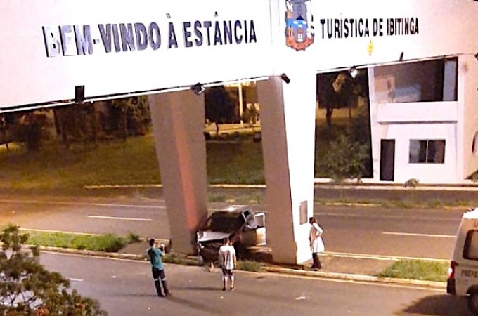 Ap�s colis�o, homem abandonou ve�culo na entrada de Ibitinga