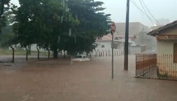 chuva-forte-alaga-ruas-e-enxurrada-invade-casas-em-itapolis