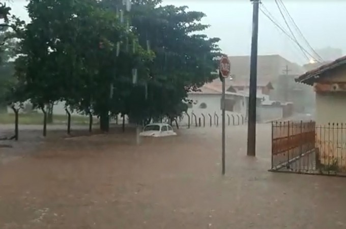 Chuva forte alaga ruas e enxurrada invade casas em Itpolis