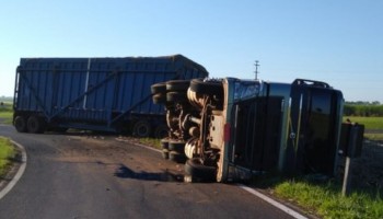 motorista-fica-ferido-ao-tombar-carreta-em-borboborema