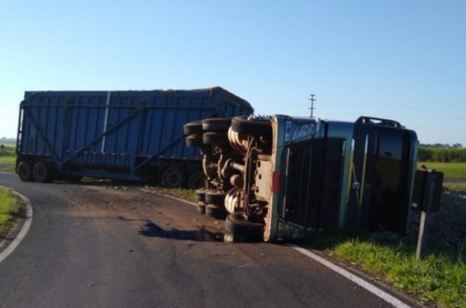 Motorista fica ferido ao tombar carreta em Borboborema