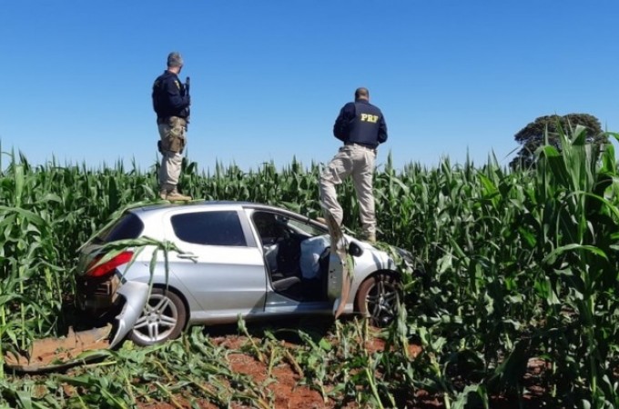  Carro com maconha � abandonado em planta��o ap�s persegui��o