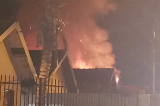 Inc�ndio: Casa � consumida pelo fogo em Borborema