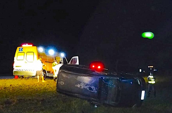 SP-333: Carro capotou e motorista fugiu