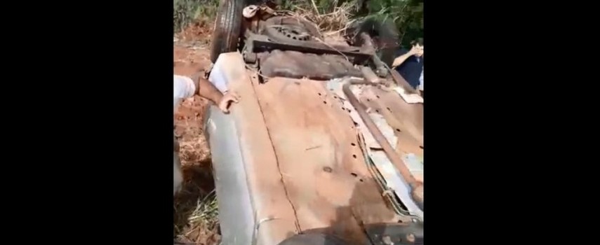 carro-capota-apos-colisao-traseira-em-rodovia-de-borborema