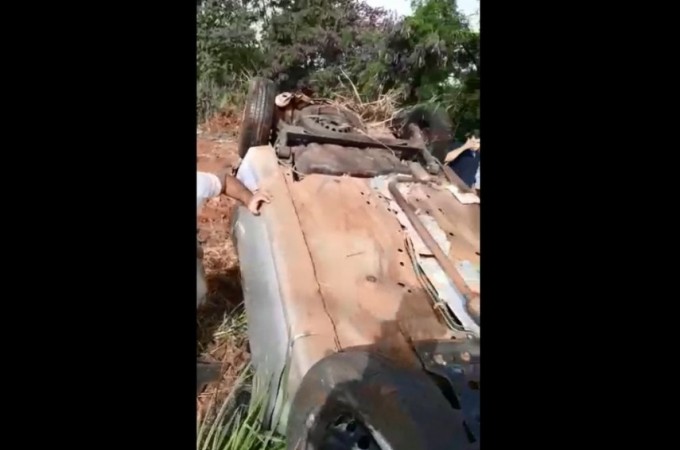 Carro capota aps coliso traseira em rodovia de Borborema