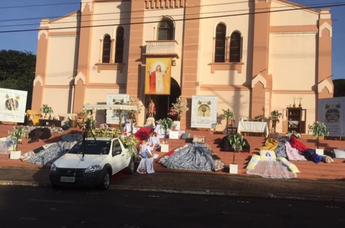 Corpus Christi teve Procisso de carro e comunho em drive-thru