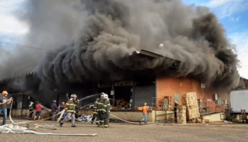 incendio-de-grandes-proporcoes-atinge-o-ceasa-de-bauru