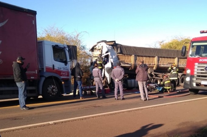 Tabatinga: Batida entre caminh�es deixa motorista ferido em rodovia