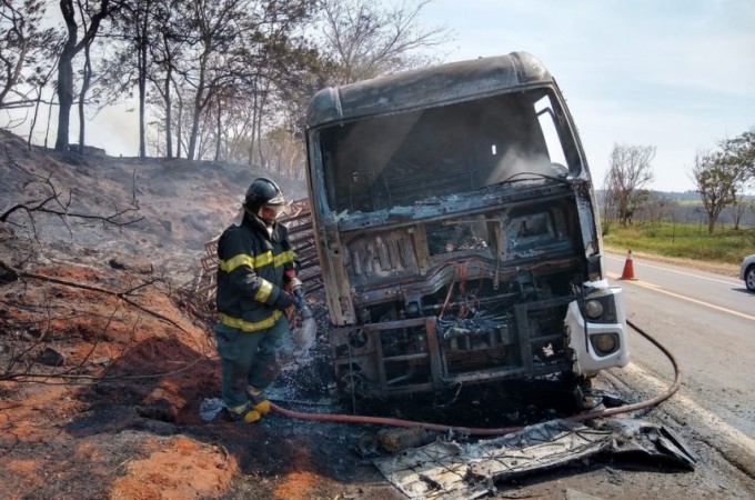 Caminh�o pega fogo ap�s passar ao lado de inc�ndio na SP-331