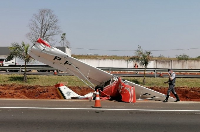 Bauru: Aeronave cai em rodovia, em frente a PM Rodovi�ria