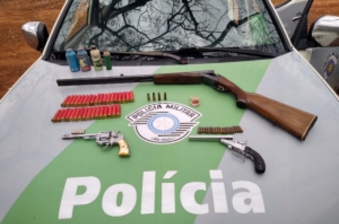 Pol�cia Ambiental apreende armas e muni��es em Bariri