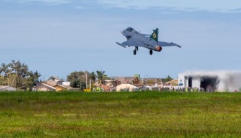 caca-da-forca-aerea-faz-voo-teste-em-gaviao-peixoto