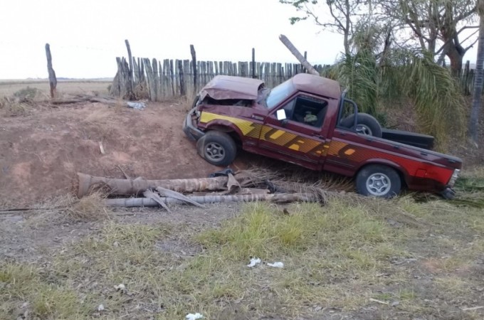 Boborema: Motorista morre ap�s caminhonete bater em coqueiros