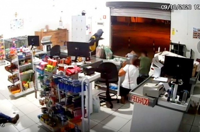 Tabatinga: Pol�cia procura assaltantes de supermercado e farm�cia