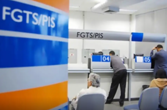 Abono salarial come�a a ser pago nesta segunda