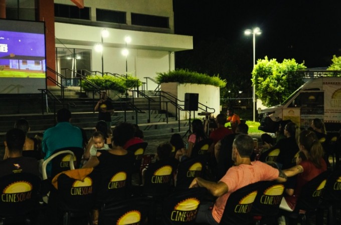 Ibitinga: Teatro Municipal sediou cinema gratuito com pipoca 