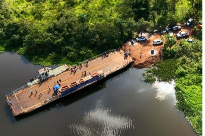 Balsa de travessia do rio Jacar�-Gua�u passa por manuten��o 